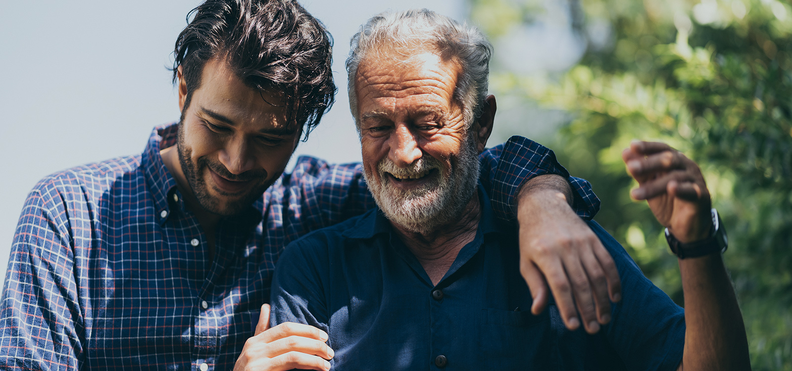 Filho com o pai a sorrir enquanto dão um passeio no parque. Filho com o pai a sorrir enquanto dão um passeio no parque.